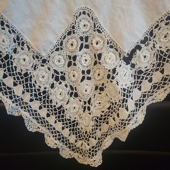 Vintage Filet Lace Off White Small Tablecloth / Table Cover 40" x 40" rose - Picture 3 of 9